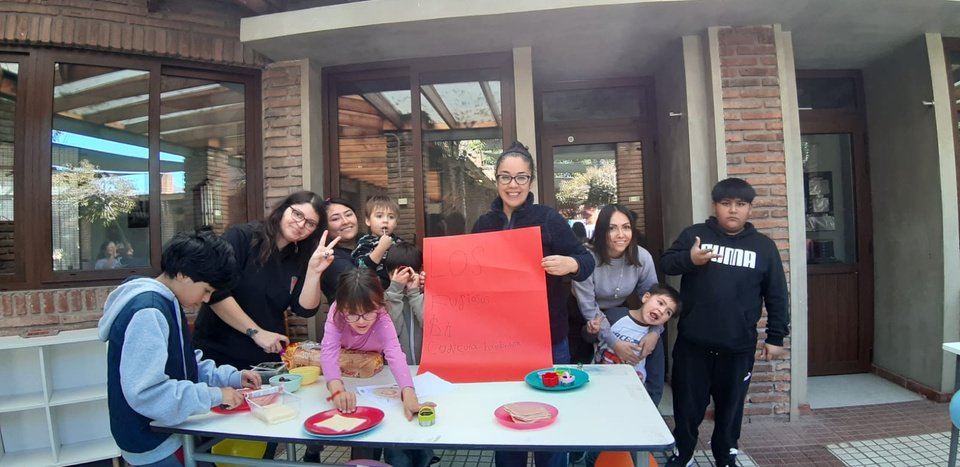 Niñas, niños, jóvenes y adultas compartiendo una actividad comunitaria de Jesús Niño