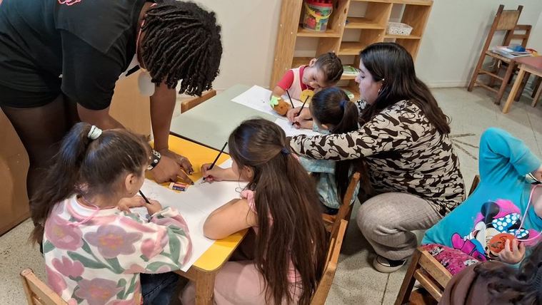 Niñas y niños participando en una actividad educativa acompañados por adultas en Jesús Niño